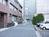 人通りの少ない全面道路です
