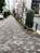 建物前の歩道