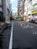 ビル側面の道