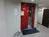 赤い扉のエレベーター