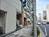 交差点前に建ちます