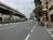 前面道路は目白通りです。交通量が多いですね。