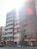 目立つ色調の建物