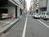 ビル目の前の道路は広々としています