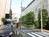 周辺は低層ビルが建ち並びます