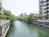 隣接する川