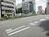 大きな交差点に位置しています