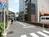 ビル側面は細い路地に面しています