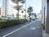 玄関前の幅広い歩道