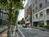 向いの歩道に植栽があります