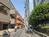 やや細い路地です