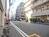 玄関口前の開けた公道